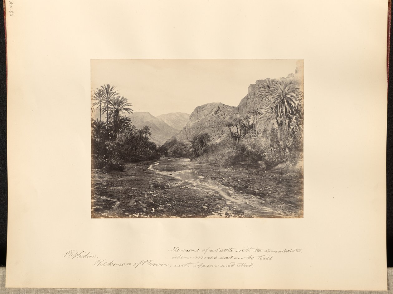 Rephidim, Wüste Paran. Die Szene einer Schlacht mit den Amalekitern, als Moses mit Aaron und Hur auf dem Hügel saß. von Francis Frith