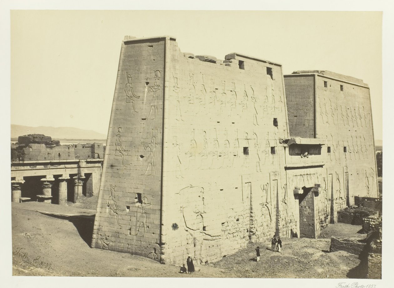 Der große Pylon in Edfu, Oberägypten, 1857 von Francis Frith