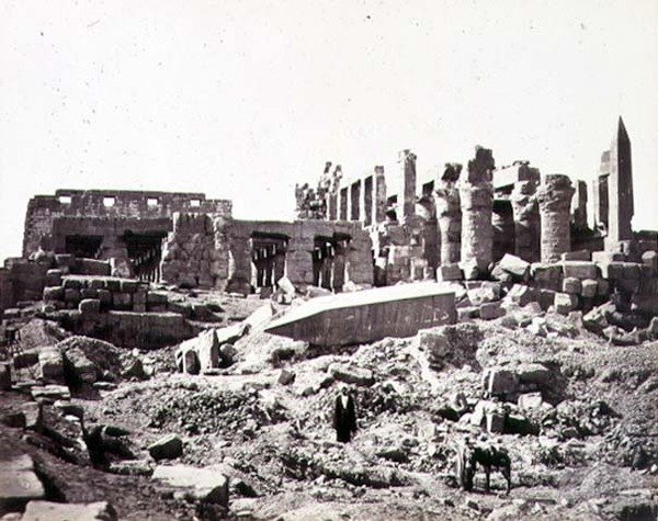Der Tempel von El-Karnak von Südosten, ca. 1856-59 (Sepia-Foto) von Francis Frith
