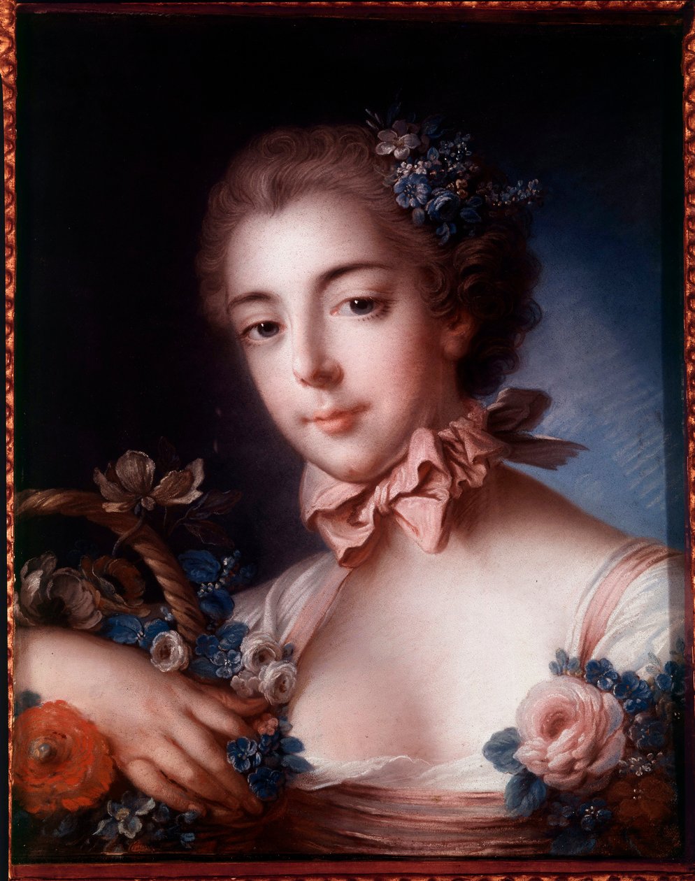 Porträt einer jungen Frau, die sich auf einen Blumenkorb lehnt. von François Boucher