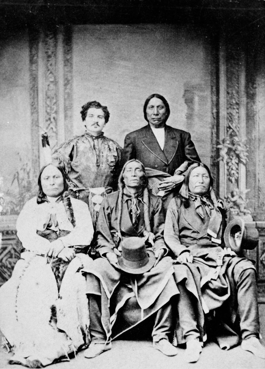 Gruppenporträt von Sitting Bull, Swift Bear, Spotted Tail, Julius Meyer und Red Cloud, 1875 von Frank F. Currier