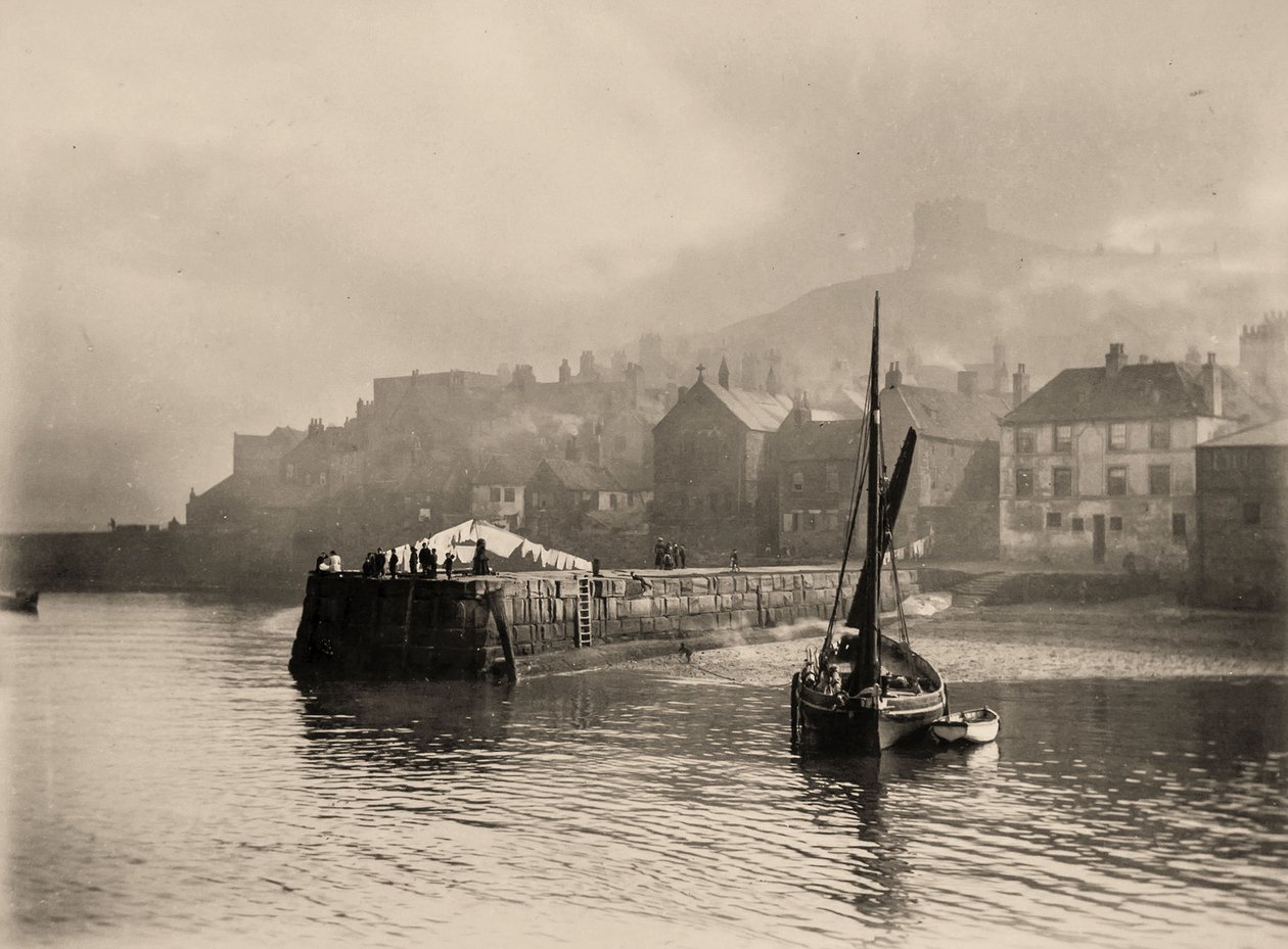 Blick auf den Hafen, Whitby, North Yorkshire. 1884 (Foto) von Frank Meadow Sutcliffe