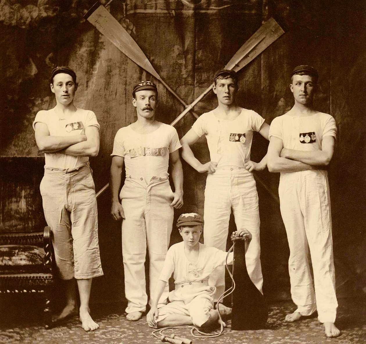 Whitby Freundschafts-Ruderclub Crew, Whitby, England von Frank Meadow Sutcliffe