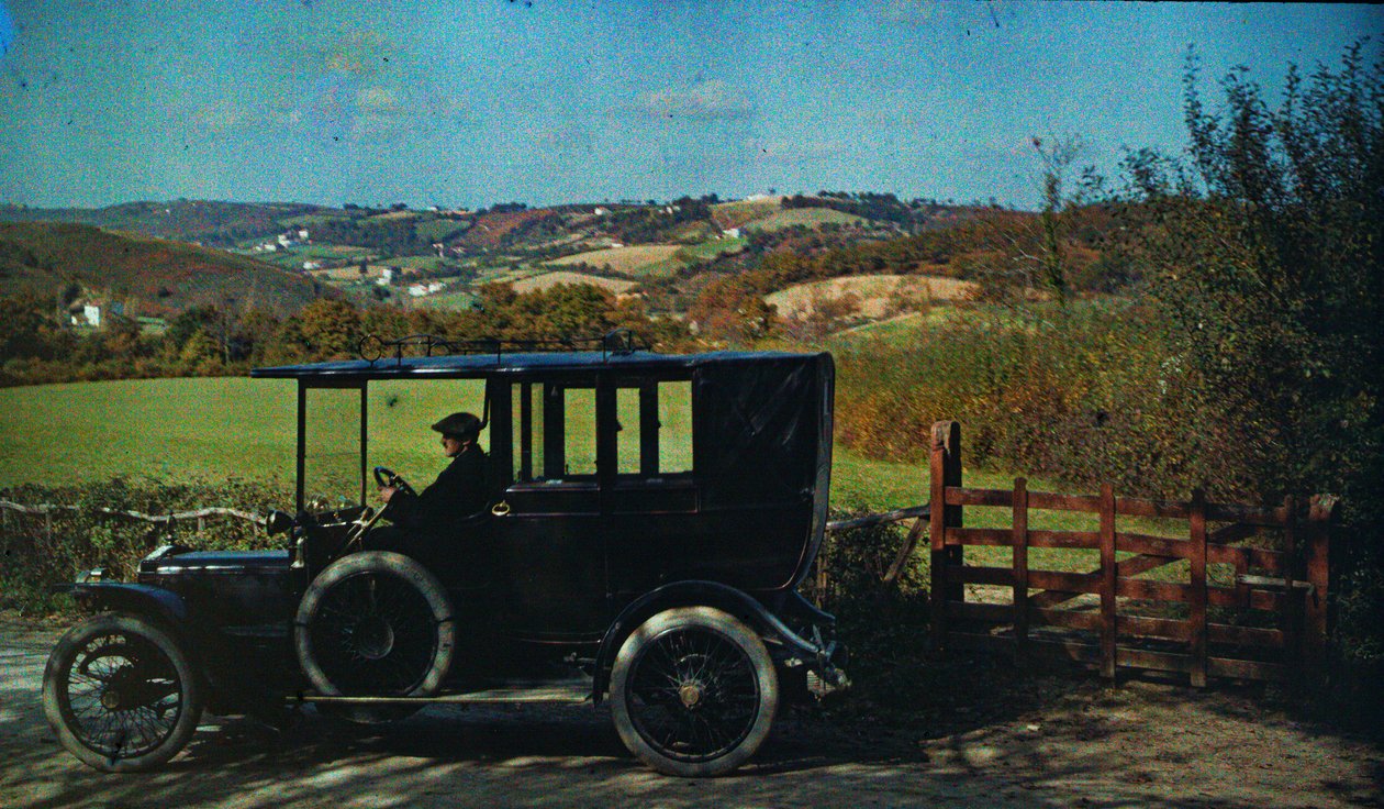 Frühe Farbauftochromaufnahme um 1916. Mann in einem Auto, vielleicht der Fotograf in England,... von Franklin Price Knott