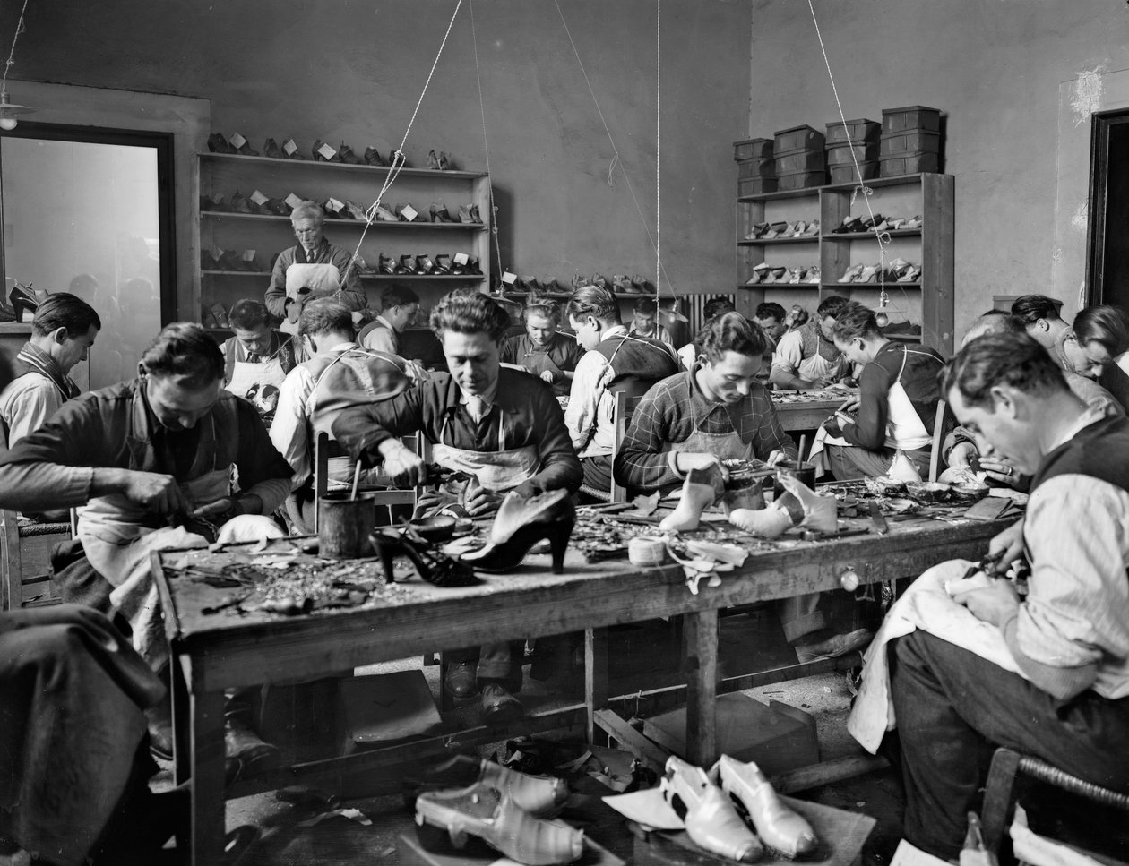 Handwerker bei der Arbeit im Studio des Schuhdesigners und Herstellers Ferragamo im Palazzo Feroni, Florenz, 1937 von Fratelli Alinari Fratelli Alinari