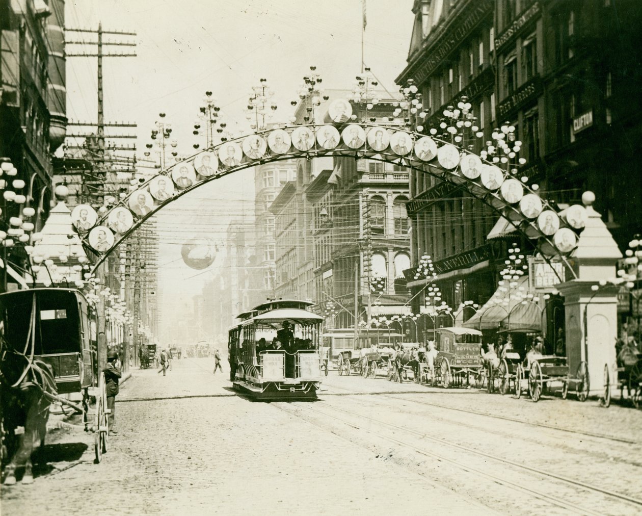Broadway nördlich von Chestnut, dekoriert für die Herbstfestlichkeiten 1892 von Fred Nedderhut of the St. Louis Globe Democrat