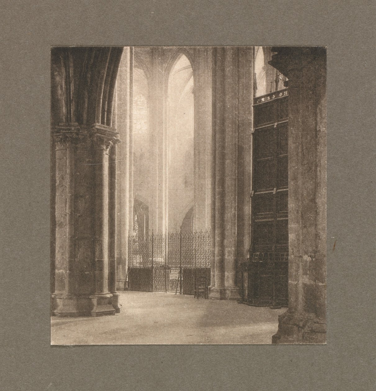 Höhe und Licht in der Kathedrale von Bourges von Frederick Henry Evans