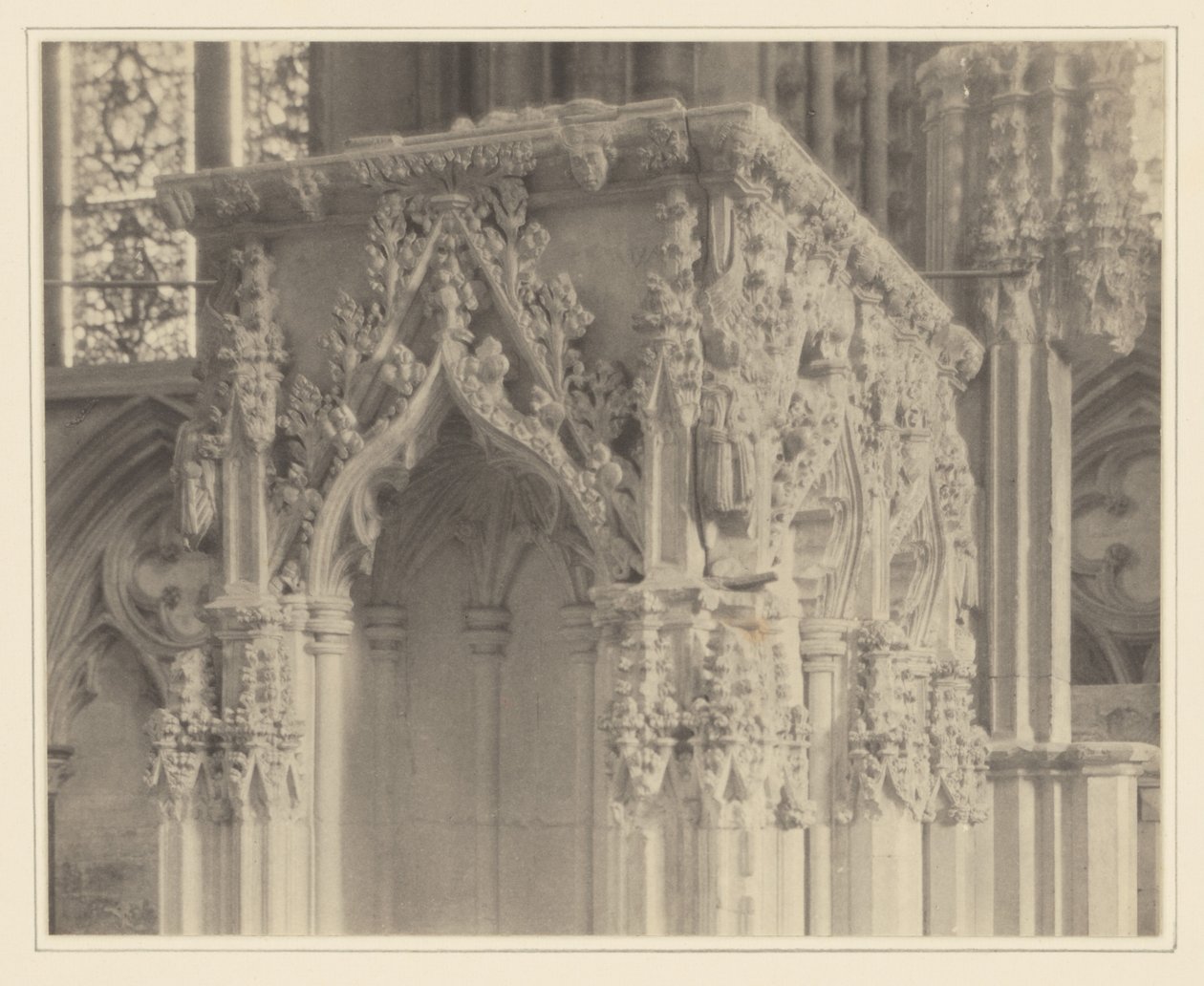 [Lincoln Cathedral, Detail des tragbaren Schreins] von Frederick H. Evans