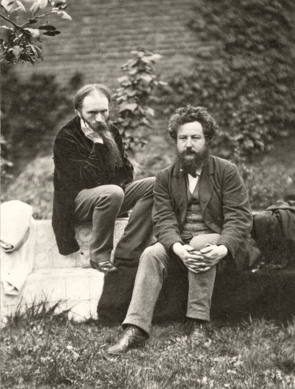 Porträtfotografie von Sir Edward Burne-Jones (1833-98) und William Morris (1834-96) von Frederick Hollyer (1837-1933) von Frederick Hollyer