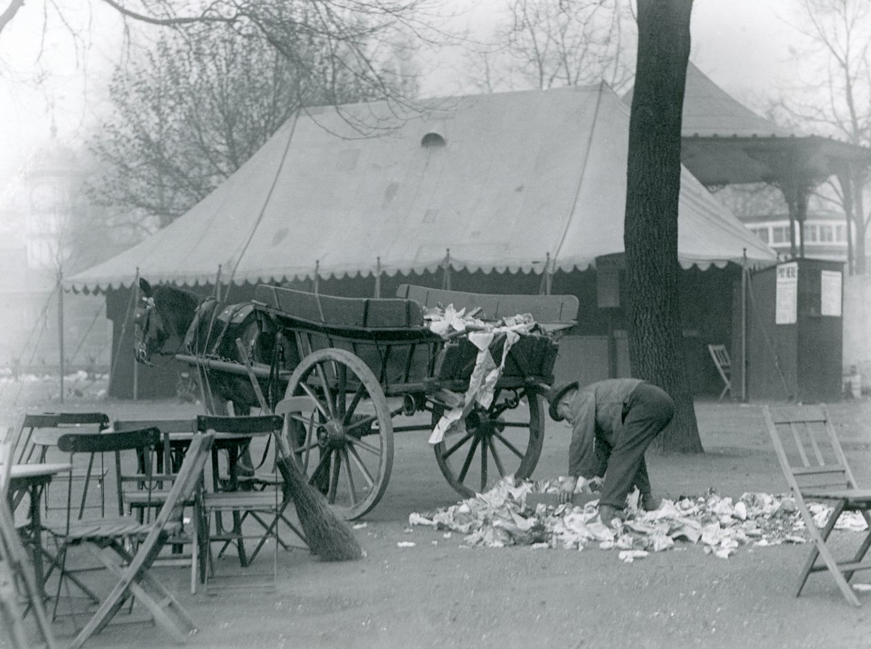 Aufräumen nach einem Feiertag im London Zoo, 1924 von Frederick William Bond