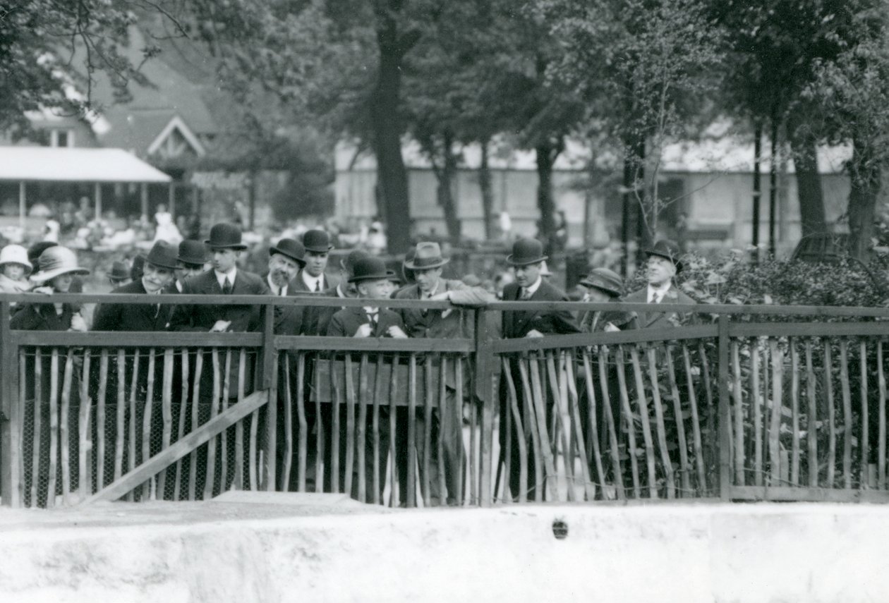 Der König von Italien, Viktor Emanuel III., besucht den London Zoo im Jahr 1924 von Frederick William Bond