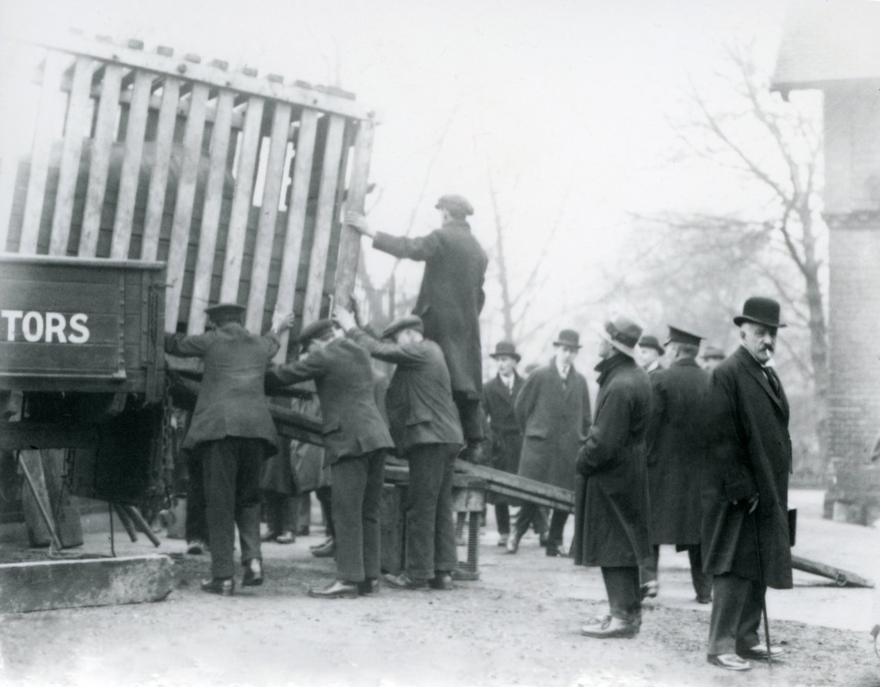 Entladen des neu angekommenen indischen Nashorns, London Zoo, 1924 von Frederick William Bond