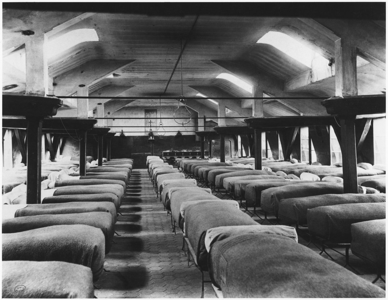 Schlafsaal des Saint-Lazare-Gefängnisses, Paris von French Photographer