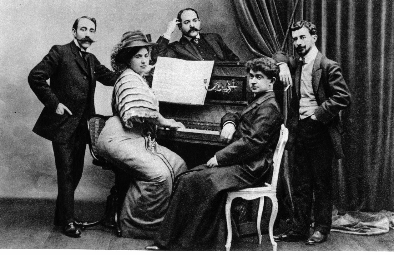 Gruppenfoto der Mitglieder der Apaches - (L bis R) Ricardo Vines, Madame und Monsieur Robert Mortier, Abbe Leonce Petit und Maurice Ravel, ca. 1900 von French Photographer