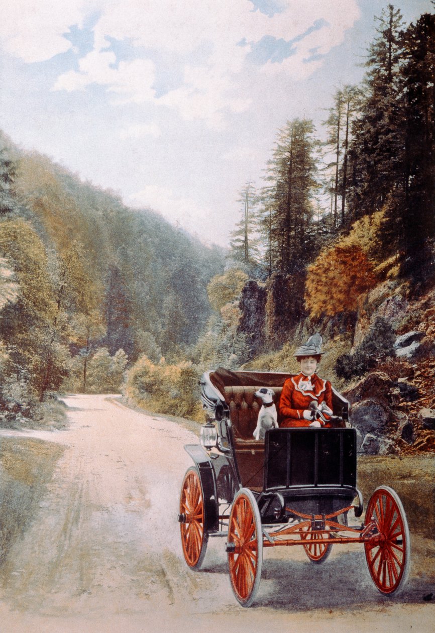 Postkarte mit einer lächelnden Frau am Steuer eines frühen Autos, ca. 1910 von French Photographer