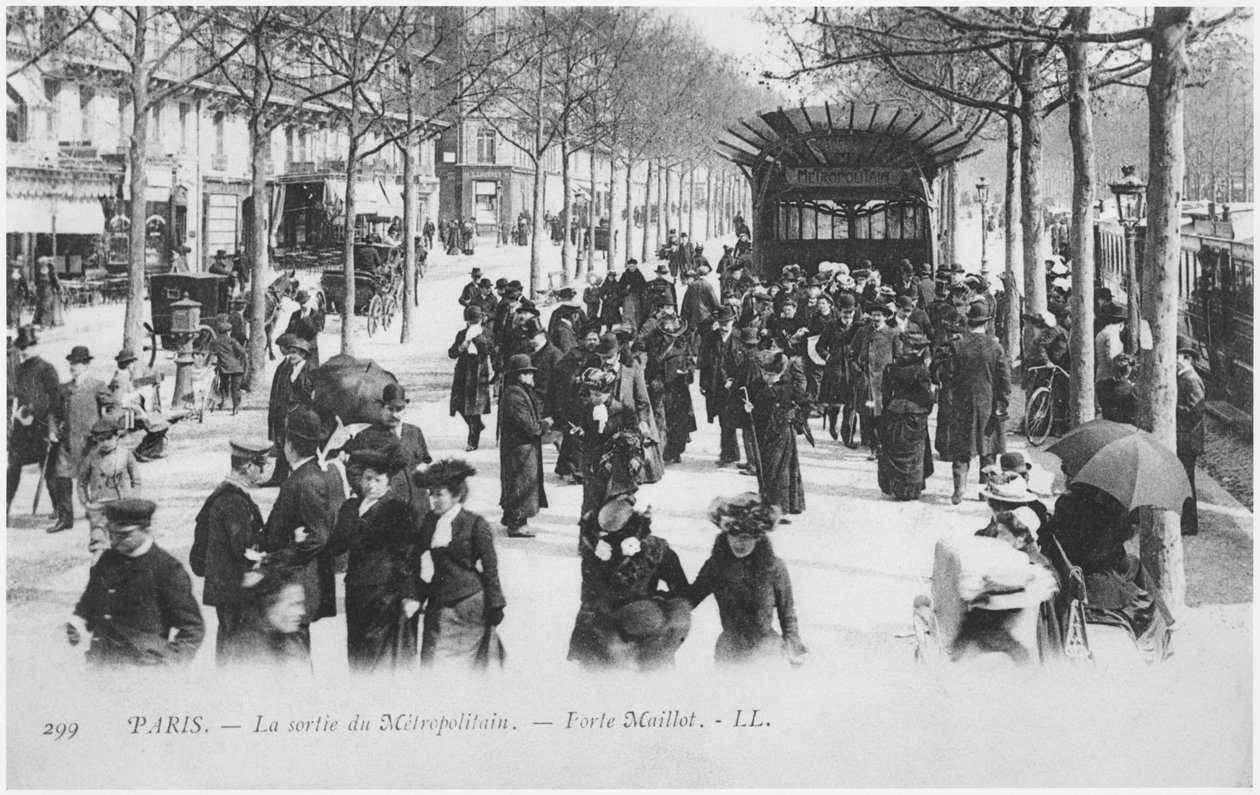 Postkarte, die den Ausgang der Metrostation Porte Maillot in Paris zeigt, entworfen von Hector Guimard, ca. 1905 von French Photographer