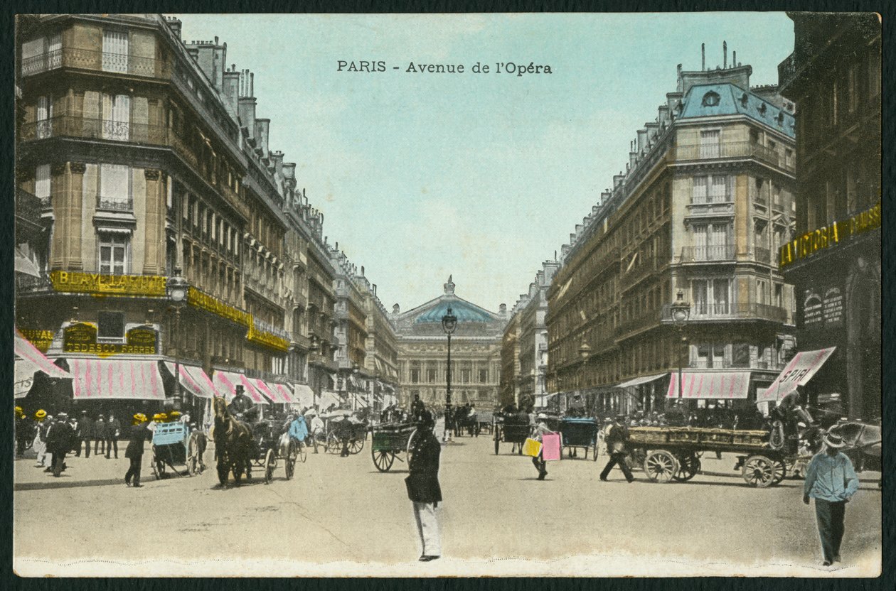 Postkarte, die die Opernallee in Paris, um 1900 darstellt (koloriertes Schwarzweißfoto) von French Photographer
