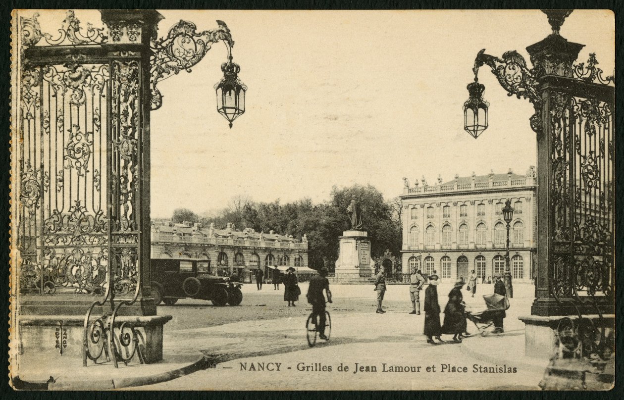 Postkarte, die den Square Stanislas und die vergoldeten Schmiedeeisengitter von Jean Lamour in Nancy, Frankreich, um 1920 darstellt von French Photographer