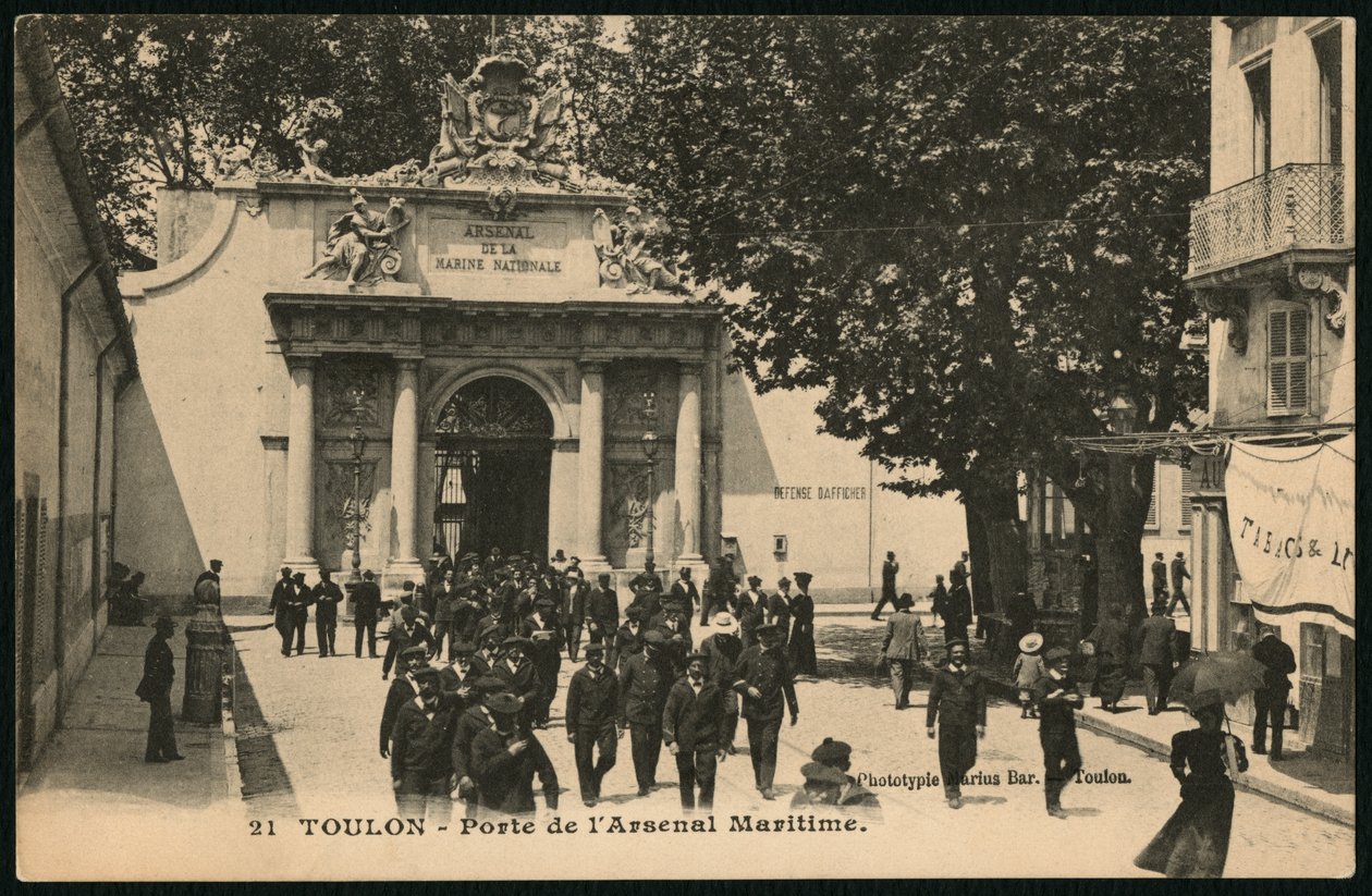 Postkarte, die das Tor des Marinearsenals in Toulon zeigt, ca. 1900 von French Photographer