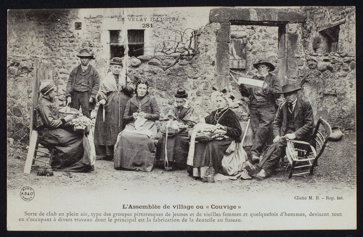 Postkarte, die das Treffen der Dorfbewohner oder Couvige, Le Puy-en-Velay, um 1900 darstellt von French Photographer