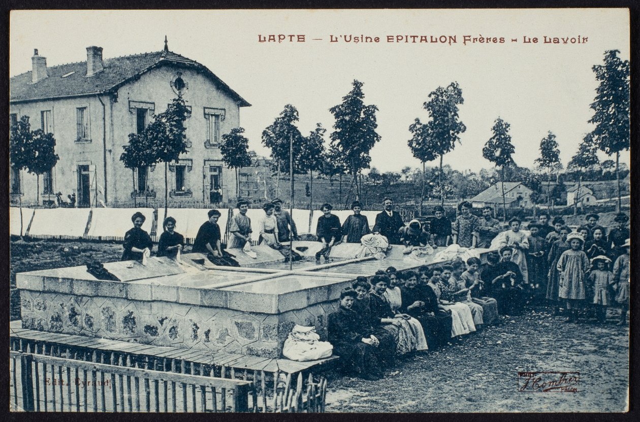 Postkarte, die den Waschplatz der Fabrik Epitalon Frères in Lapte, Haute-Loire, um 1900 darstellt von French Photographer