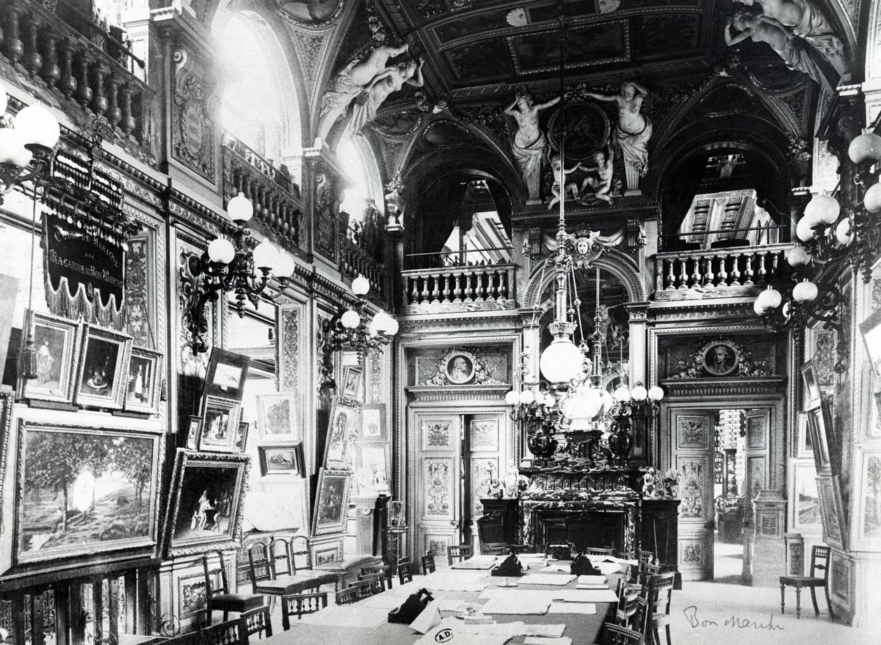 Lesesaal und Kunstgalerie der Bon Marché Kaufhäuser, Paris, späte 19. Jahrhundert von French Photographer