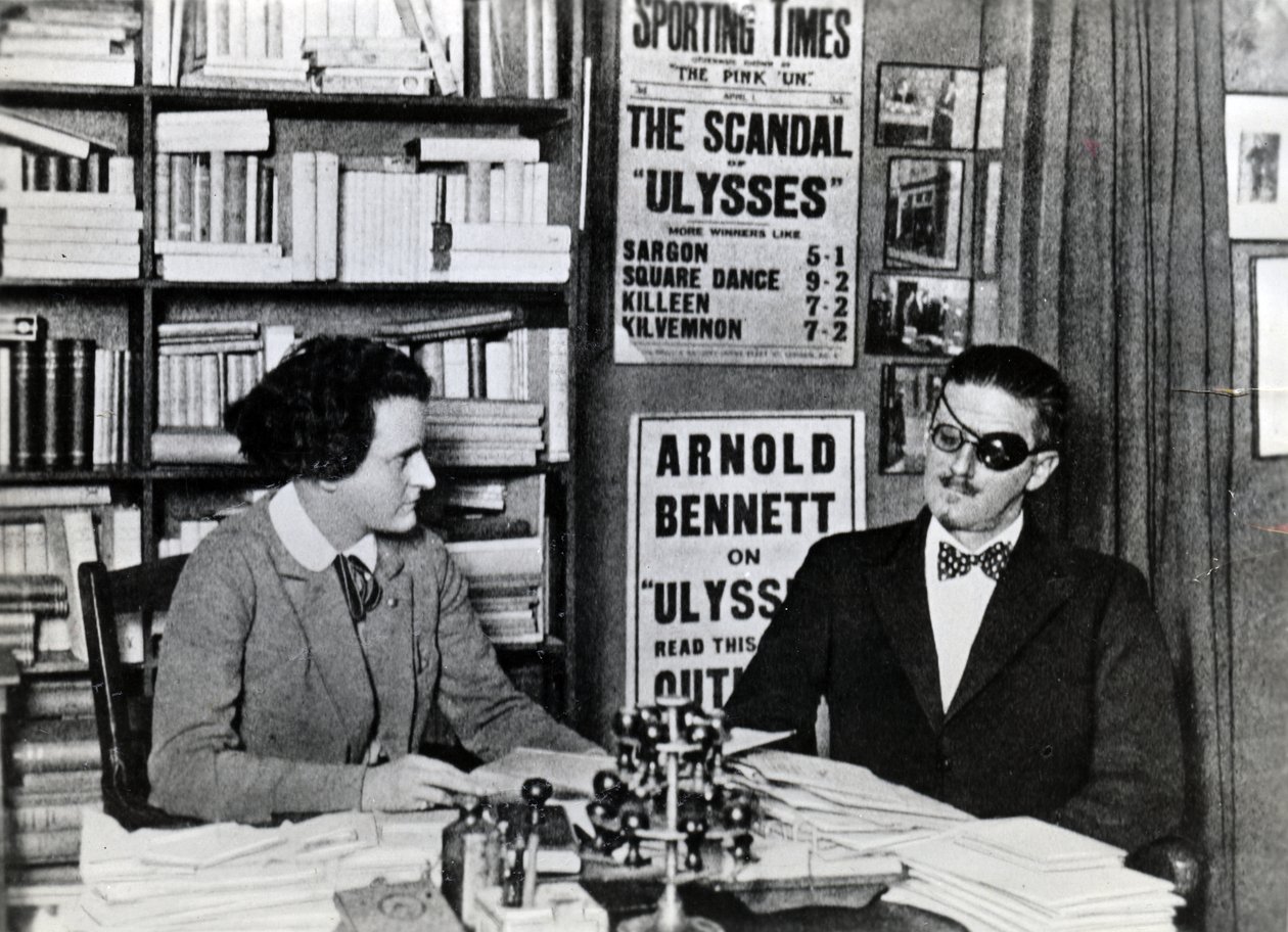 Sylvia Beach und James Joyce, ca. 1922 von French Photographer