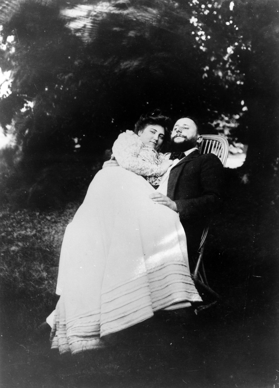 Thadée Natanson und seine Frau Misia Godebska im Garten ihres Landhauses, Le Relais, ca. 1899 von French Photographer
