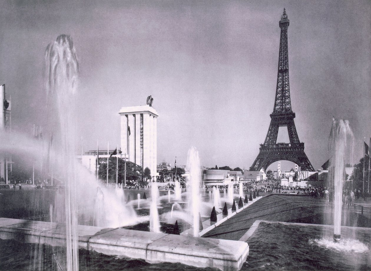 Die Zierseen vor dem Eiffelturm, während der Pariser Weltausstellung, 1937 von French Photographer