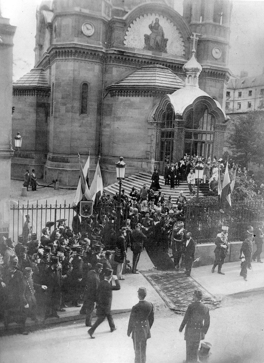 Zar Nikolaus II. verlässt die Kathedrale Saint-Alexandre-Nevsky in Paris, 1896 von French Photographer