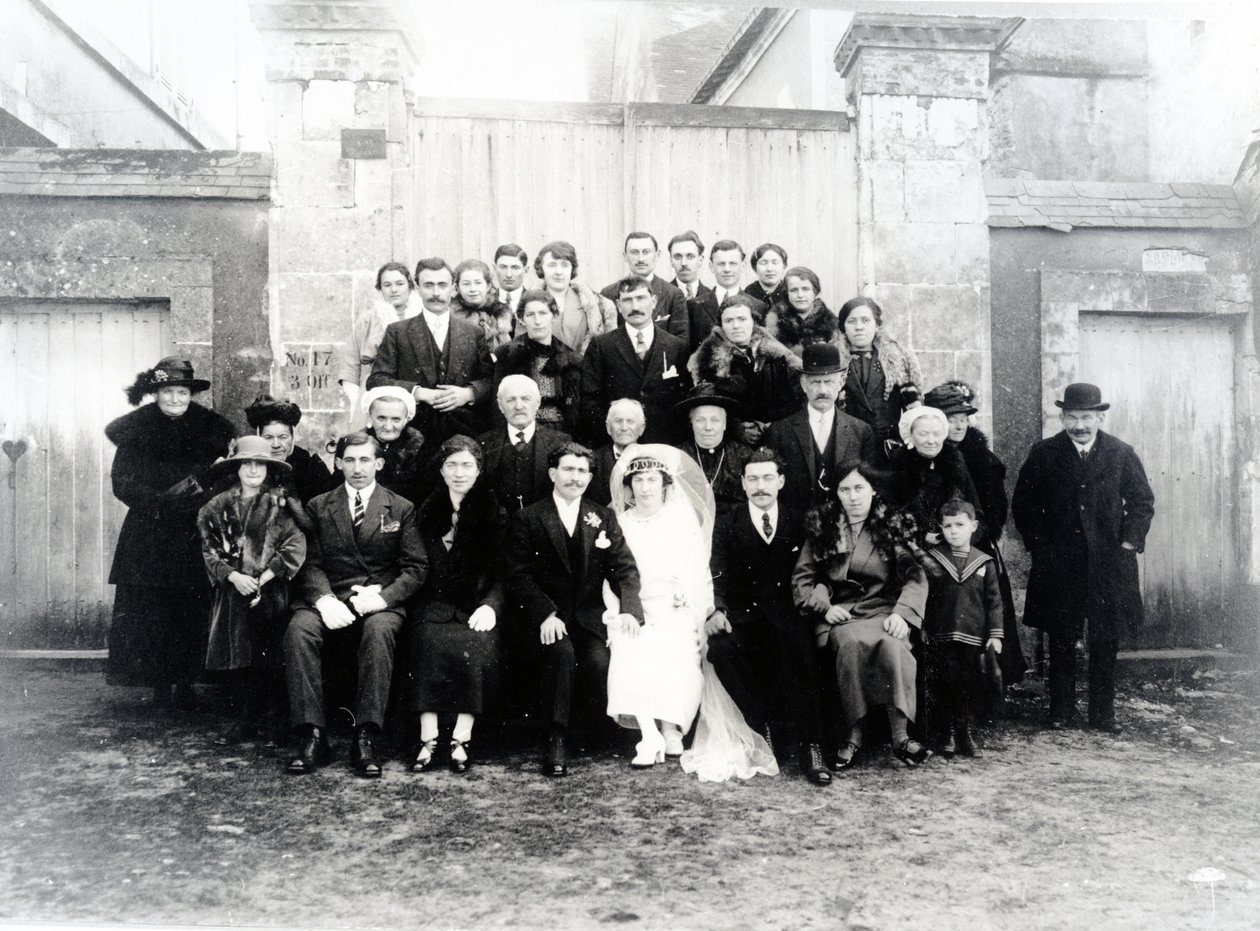 Hochzeitsfoto in der Region Sarthe, Frankreich, ca. 1920 von French Photographer