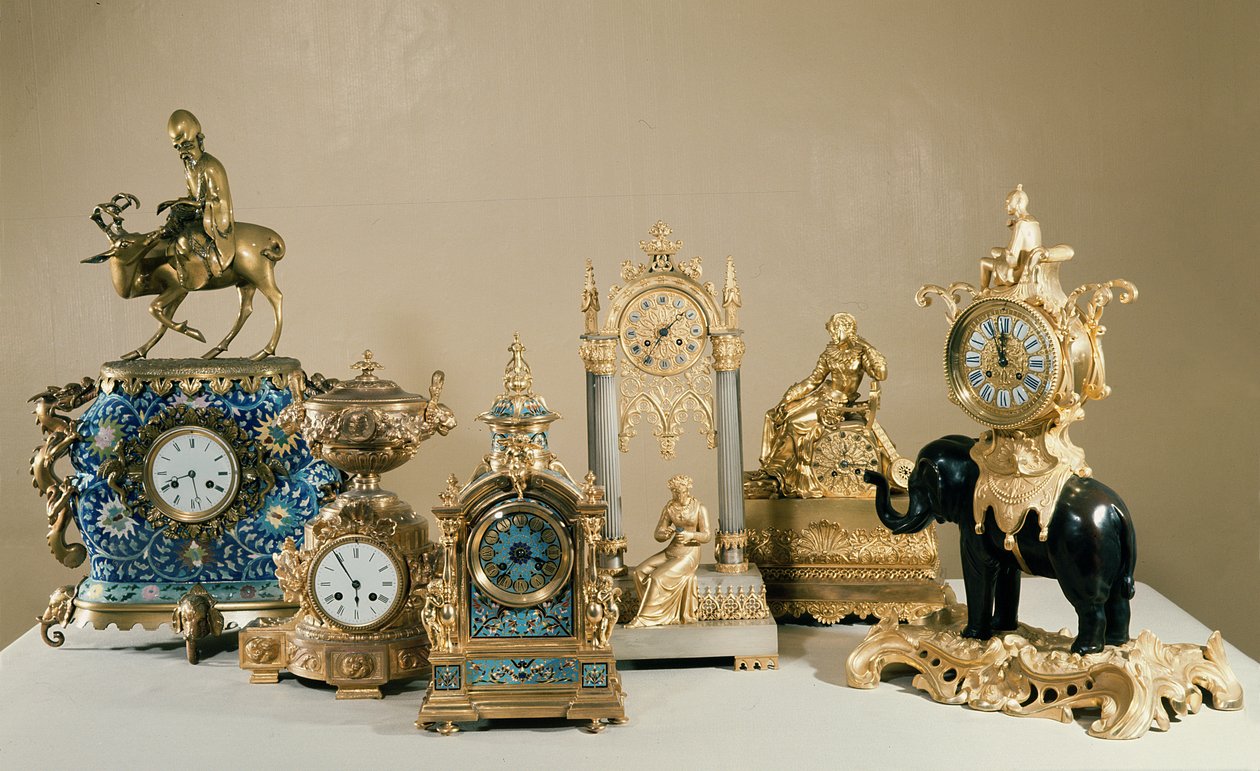Sammlung von Pendules de Paris, die die unterschiedlichsten Gehäusetypen zeigt, in die das französische Uhrwerk eingebaut werden konnte von French School