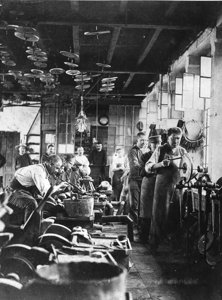 Messerschmiede bei der Arbeit in der Werkstatt, Frankreich, Ende 19. Jahrhundert von French Photographer
