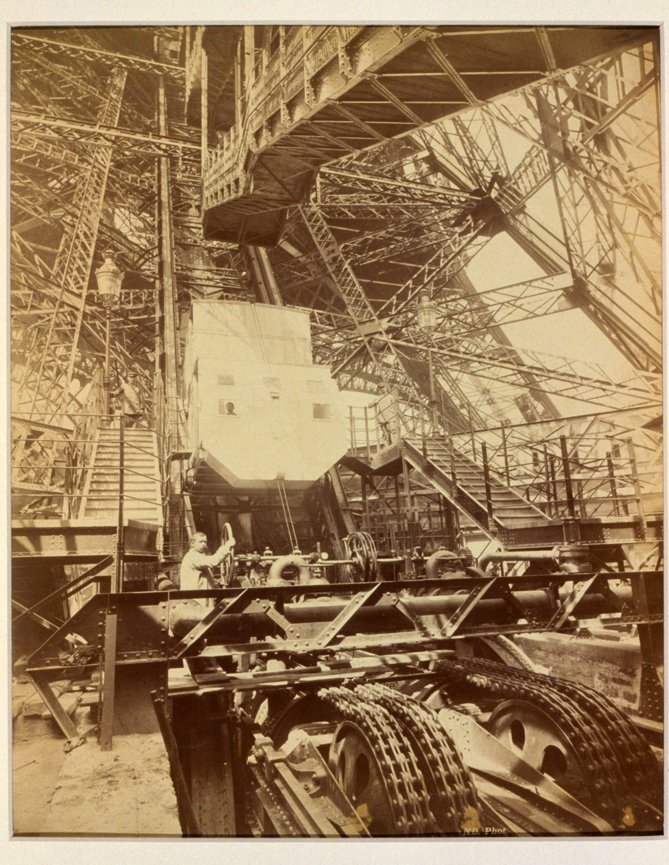 Ausrüstung zum Betrieb des Aufzugsystems am Eiffelturm, ca. 1888 von French Photographer