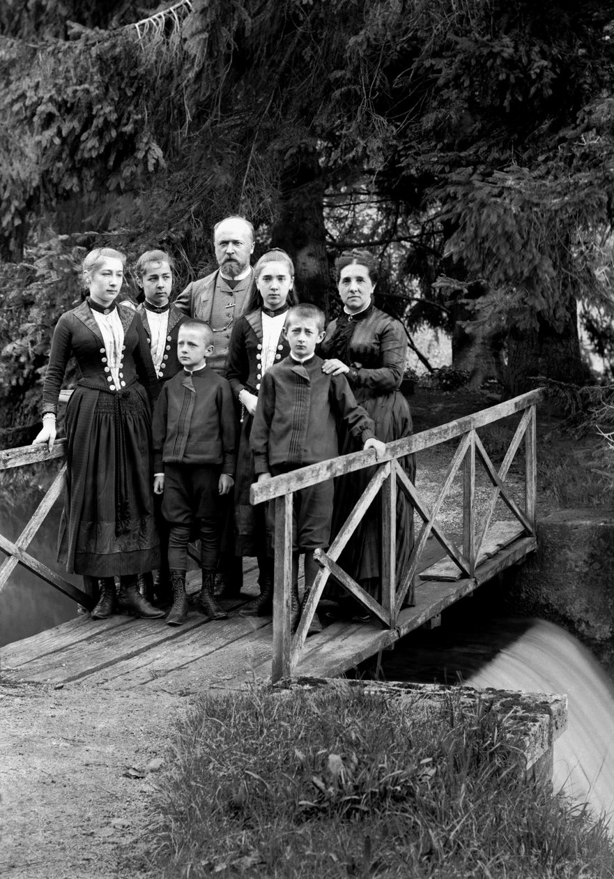 Familie von Stadtbewohnern, posierend in ihrem Garten, nahe Bourmont in Haute-Marne (Haute Marne), um 1880. Ducos Sammlung. von French Photographer