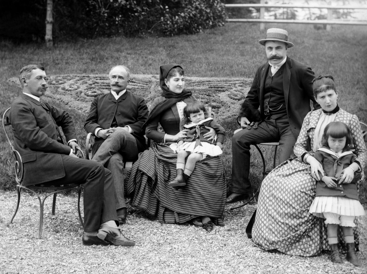 Familie von Stadtbewohnern, posierend in ihrem Garten, in der Nähe von Bourmont in Haute-Marne, um 1880. Fotografie. Ducos-Sammlung. von French Photographer
