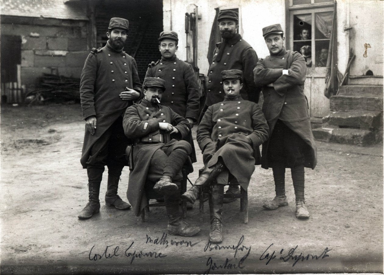 Erster Weltkrieg (1914-1918): Telefonistinnen und Sekretärinnen des Generalstabs von Oberst Debenedetti (?) Bauernhof Laroque in der Nähe von Roye sur Matz (Roye-sur-Matz, Oise). März 1915 von French Photographer