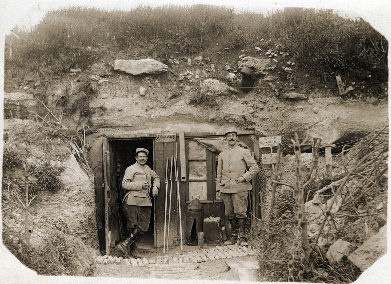 Erster Weltkrieg (1914-1918): der Kommandoposten von Leutnant De Benedetti, der Sekretär links, der Bataillonsfeldwebel rechts. Zwischen ihnen Signalraketen, Periskop, Torpedos. 05/1916 von French Photographer