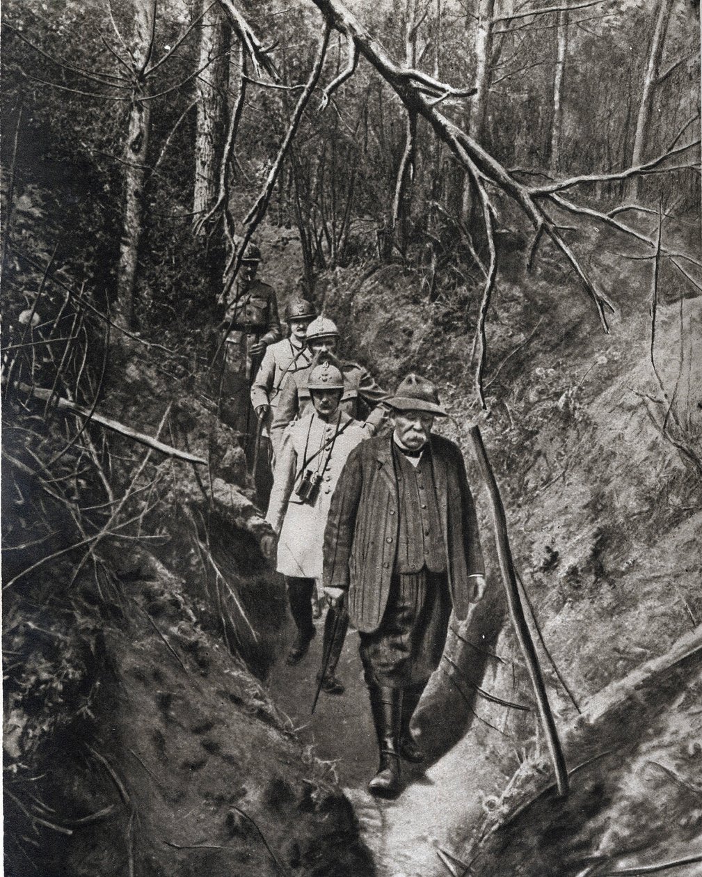 Erster Weltkrieg: "Der Präsident des Rates Georges Clemenceau bei einem seiner häufigen Besuche an der Front, begleitet von seinen Generälen, überquert einen Graben" In "Der Spiegel" 1918 von French Photographer