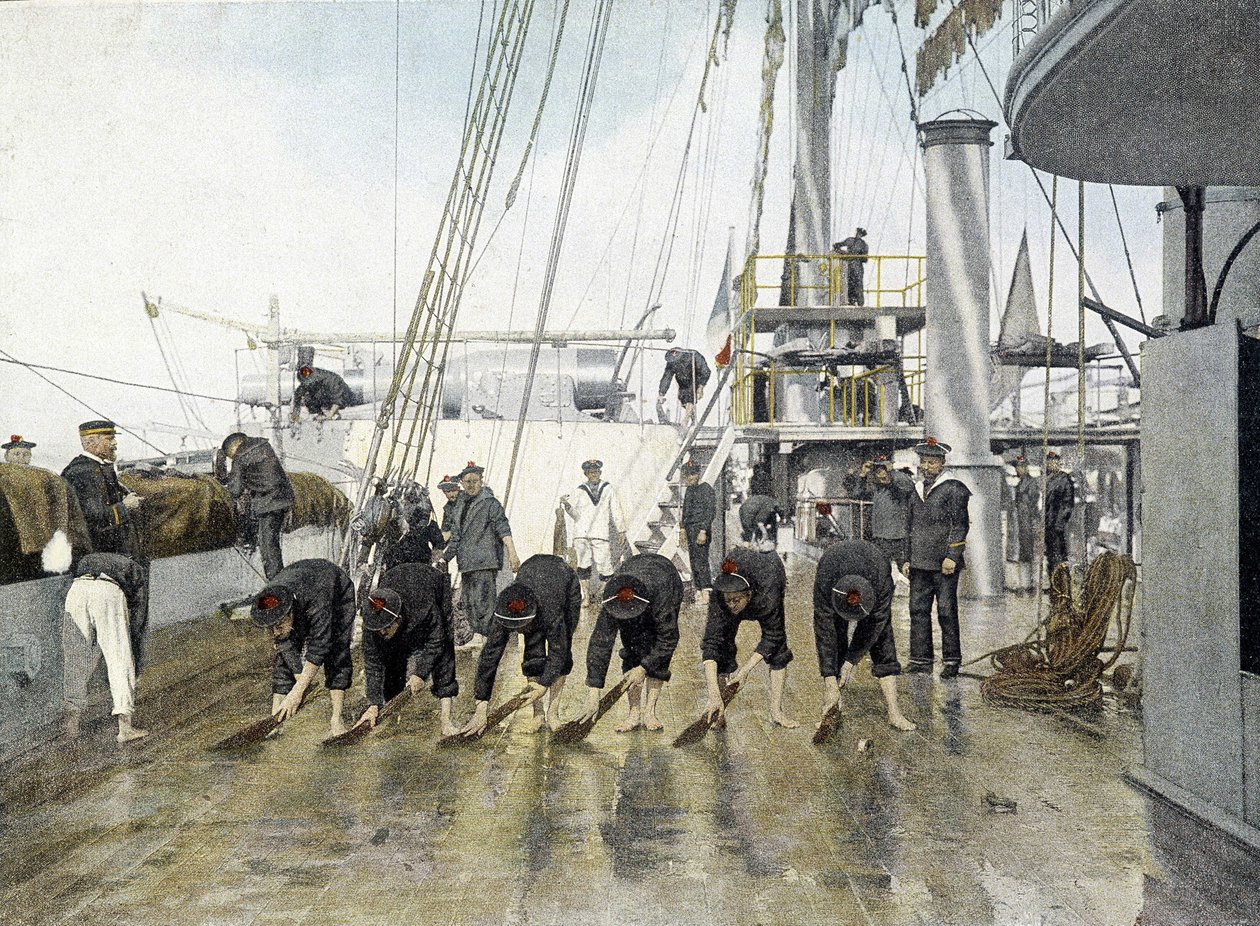 Französische Marine, späte 19. Jahrhundert: Reinigung des Decks von French Photographer