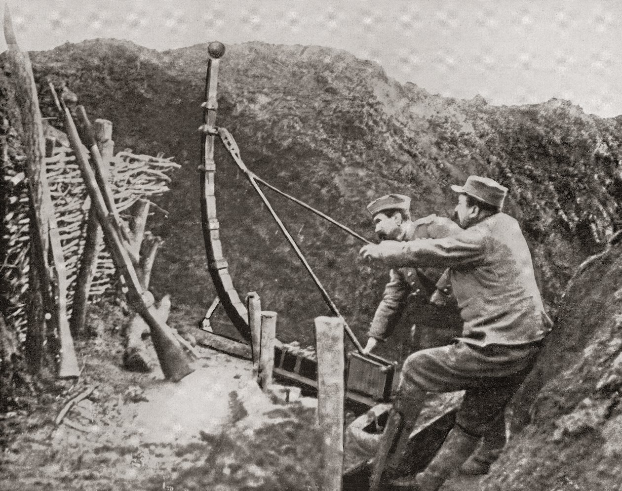 Französische Soldaten benutzen eine Katapult zum Bombenwerfen während des Ersten Weltkriegs, aus The Illustrated War News, 1915 von French Photographer