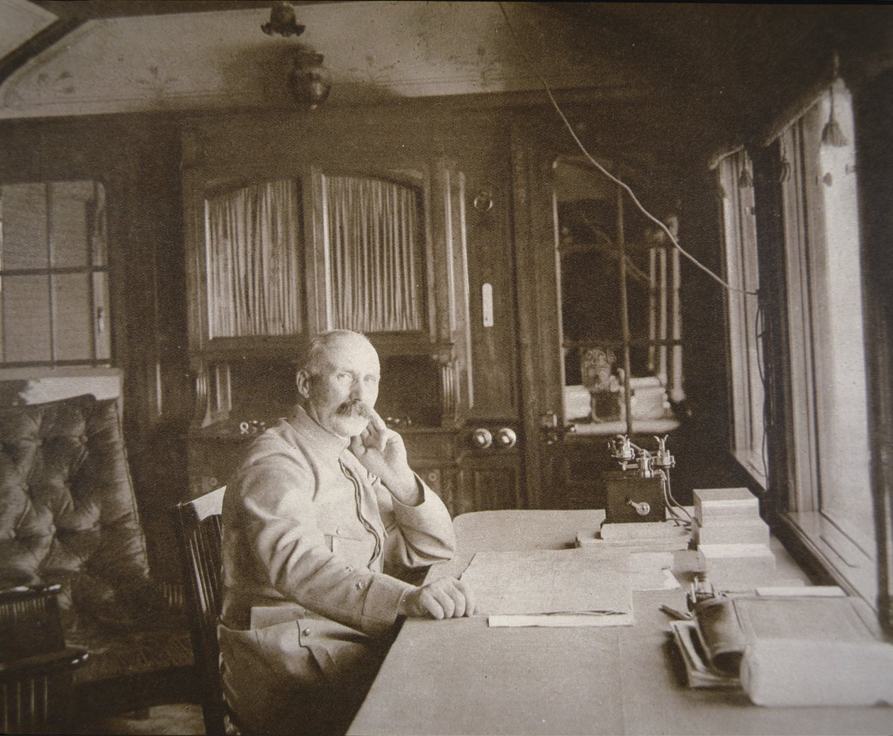 General Pétain in seinem Eisenbahnwagen-Salon-Hauptquartier während der Schlacht von Verdun, Februar-Dezember 1916 (s/w Foto) von French Photographer