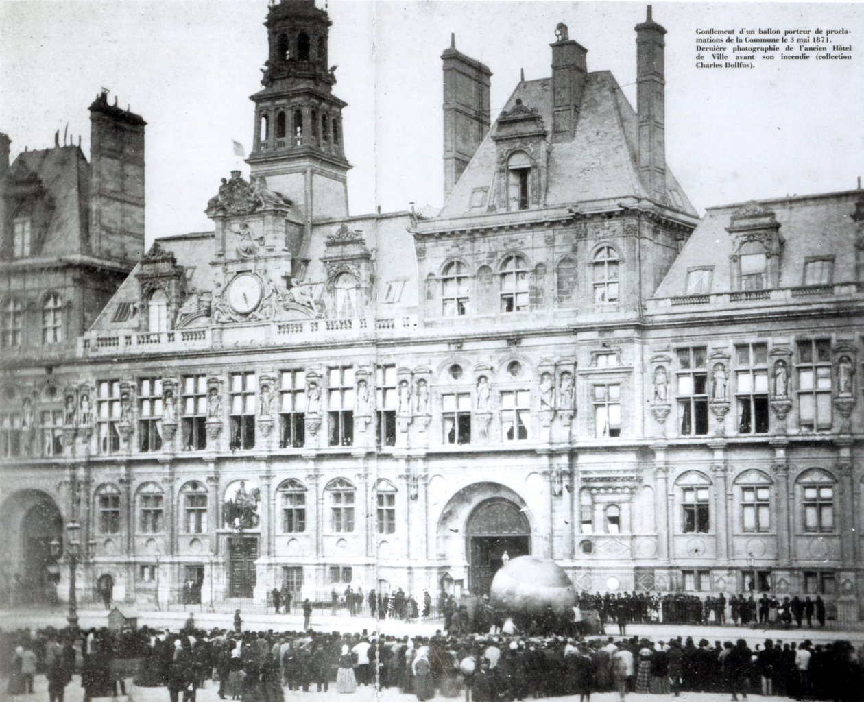 Aufblasen eines Ballons mit den Erklärungen der Kommune daran befestigt vor dem Hotel de Ville, Paris, 3. Mai 1871 von French Photographer