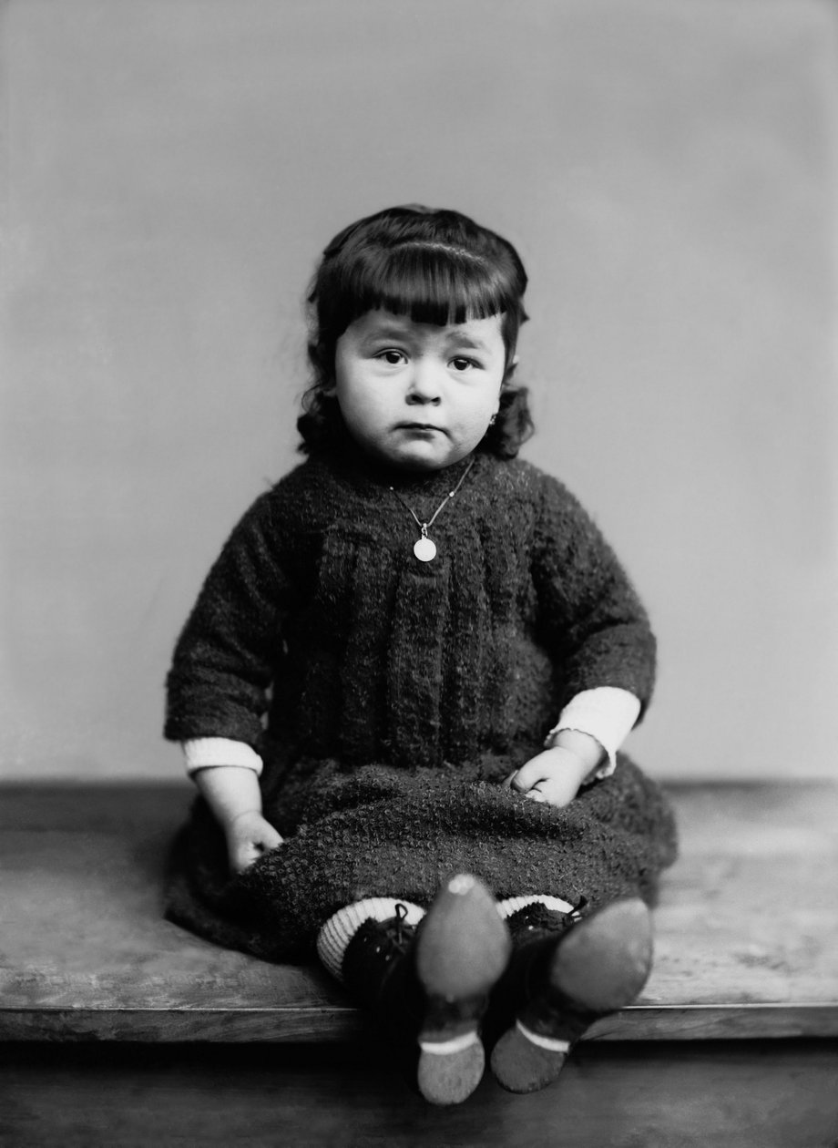 Porträt eines kleinen Mädchens aus Bourmont in Haute Marne, mit ihrer Taufmedaille. Fotografie späte 19. Jahrhundert. Ducos Sammlung von French Photographer