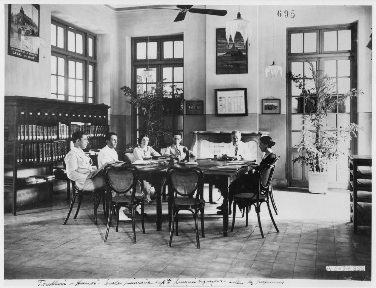 Grundschule für Jungen in Hanoi, ca. 1920 von French Photographer