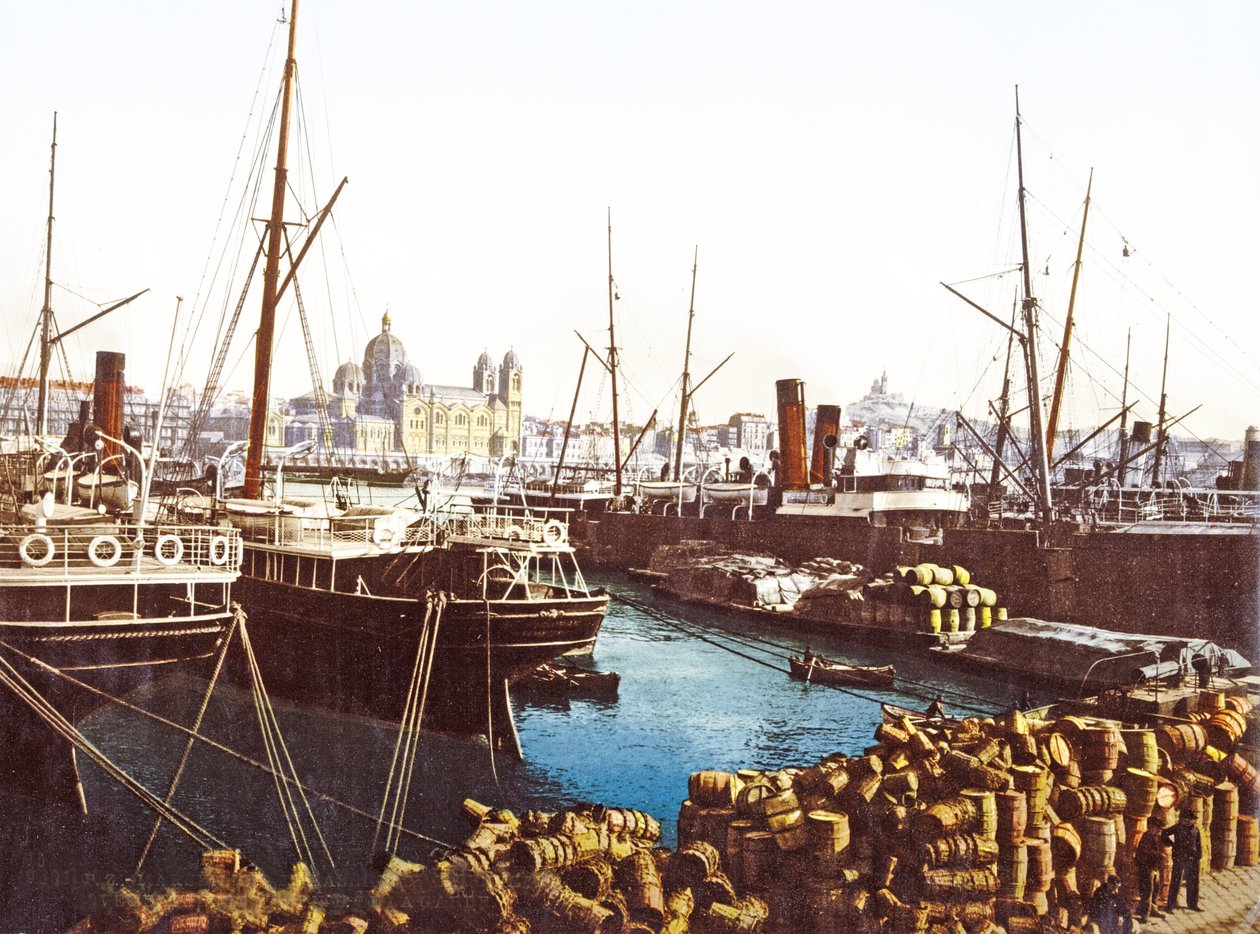 Weinfässer und Boote am Kai in Marseille mit der Kathedrale von Marseille im Hintergrund, veröffentlicht 1890-1900 von French Photographer