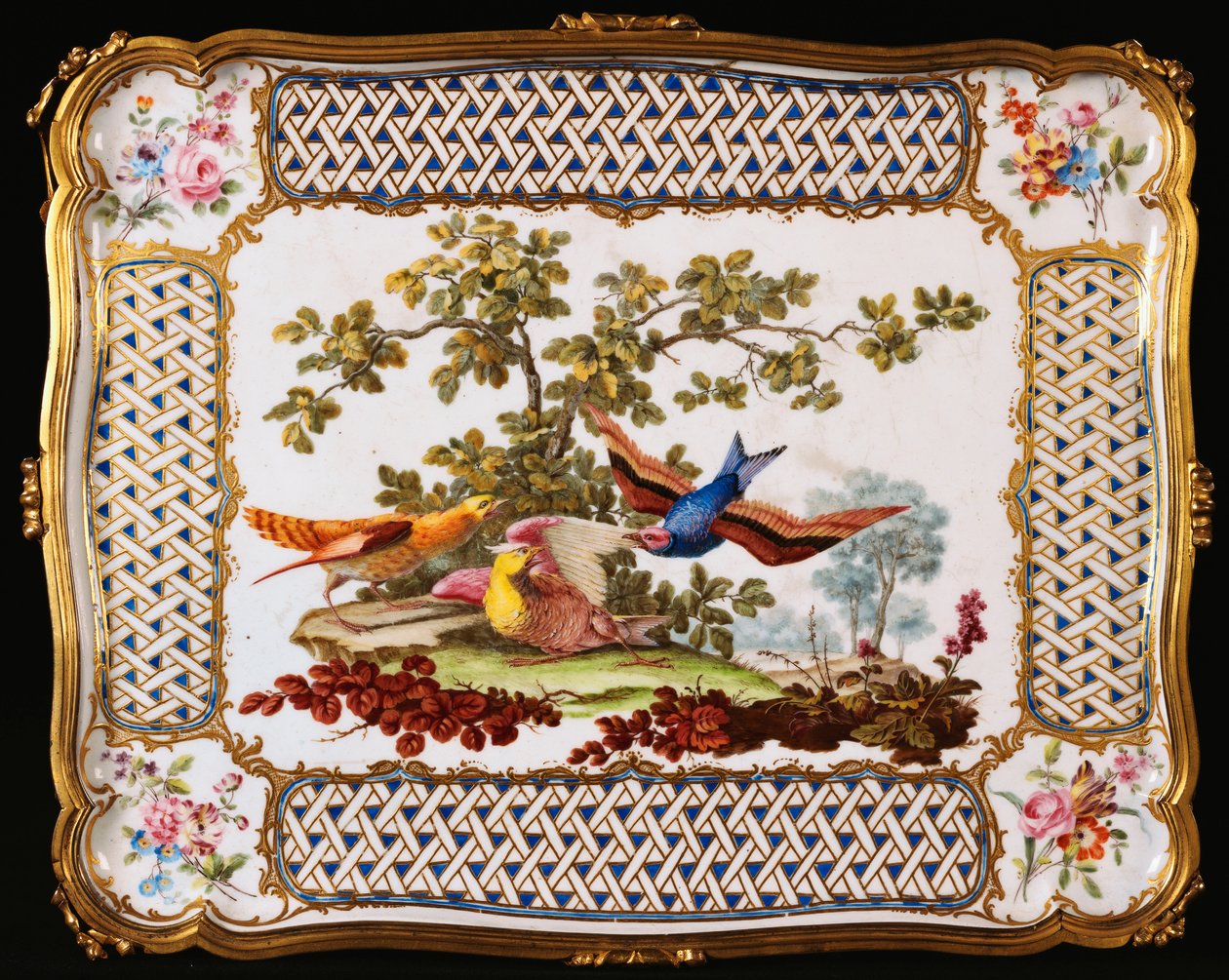 Ein Louis-XV-Sevres-Tablett, dekoriert mit drei exotischen Vögeln in einer Landschaft, bildet die Oberseite eines Kaffeetisches, 1761 von French School
