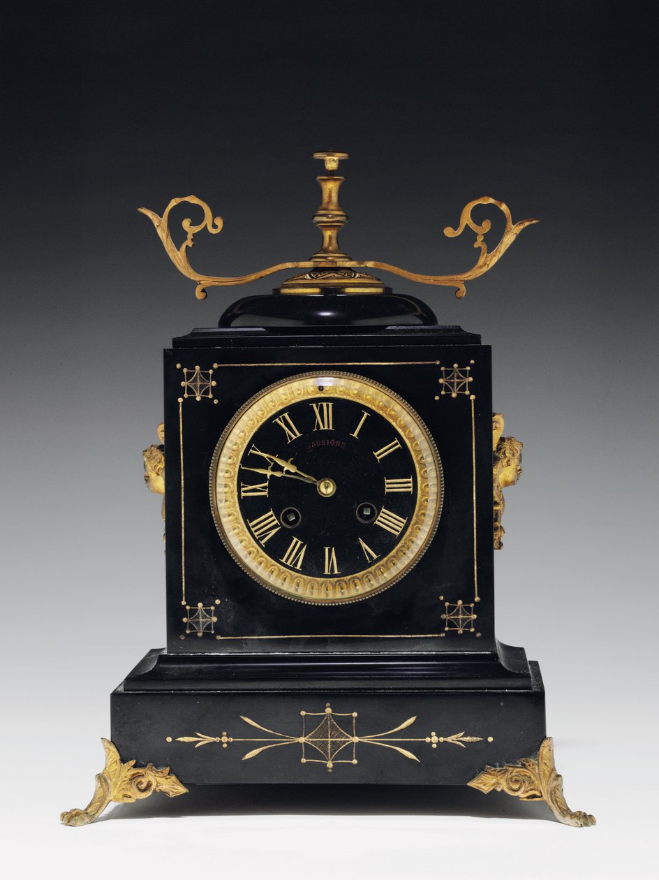 Eine Kaminuhr aus schwarzem Kompositstein, mit eingravierten Verzierungen, mit Beinen, Spitzen und Beschlägen aus vergoldetem Messing, von Jausions aus Pau, Frankreich, ca. 1876-78 von French School