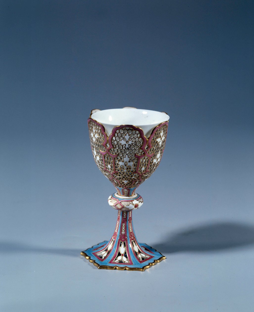 Kunst Frankreich: Tasse auf beweglichem Ständer, die einen Ausstellungsstand bildet. Hartporzellan von French School