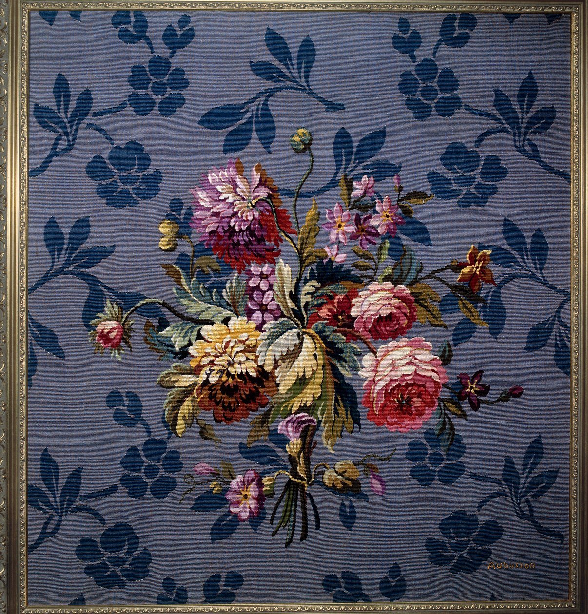 Blumenstrauß auf blauem Hintergrund. Tapisserie der Aubusson-Manufakturen. 18. Jahrhundert. Aubusson, Tapisseriemuseum von French School
